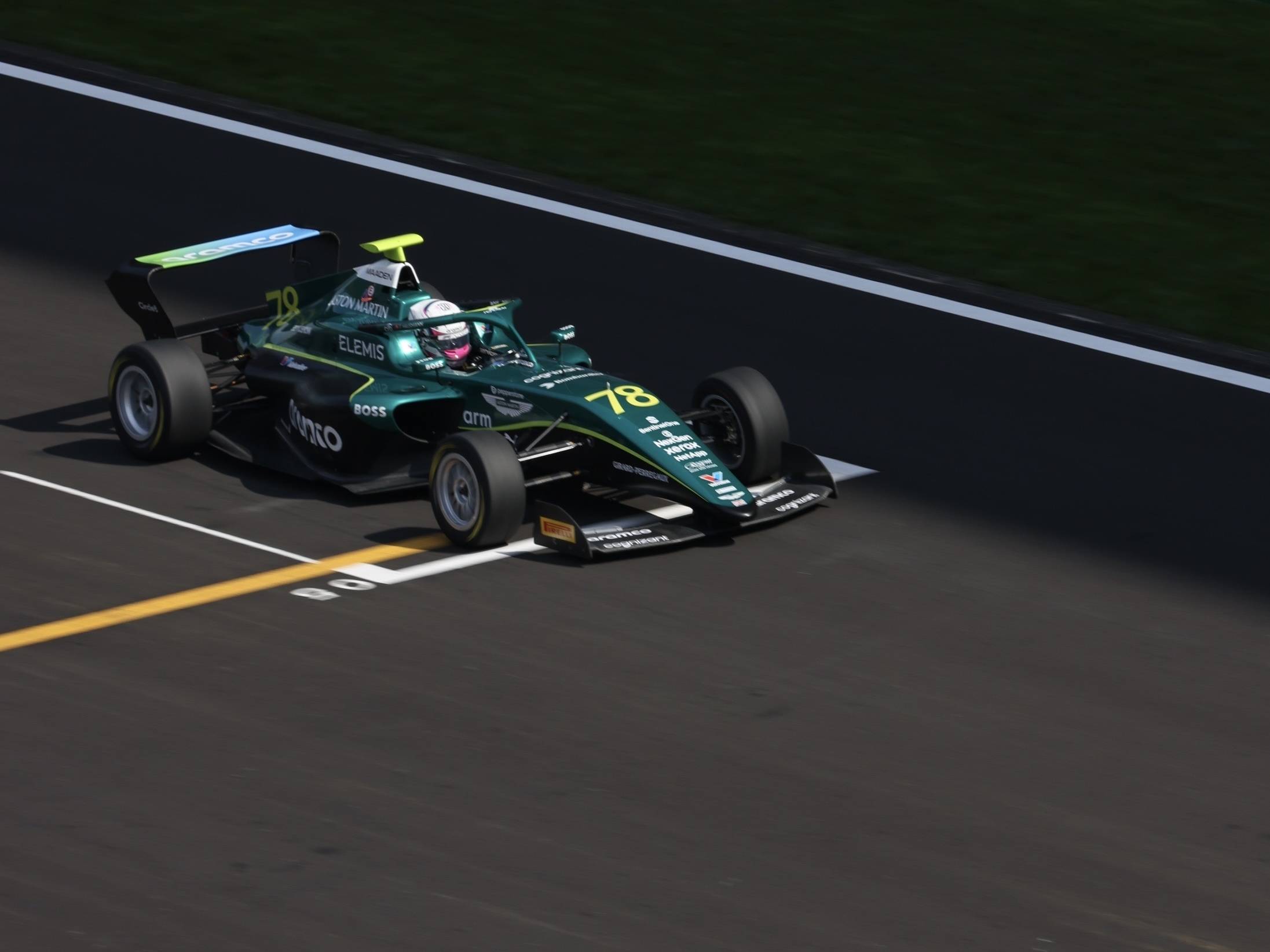 阿斯顿马丁完胜迈凯伦,拉塞尔点燃赛场的简单介绍 阿斯顿马丁完胜迈凯伦,拉塞尔点燃赛场的简单介绍